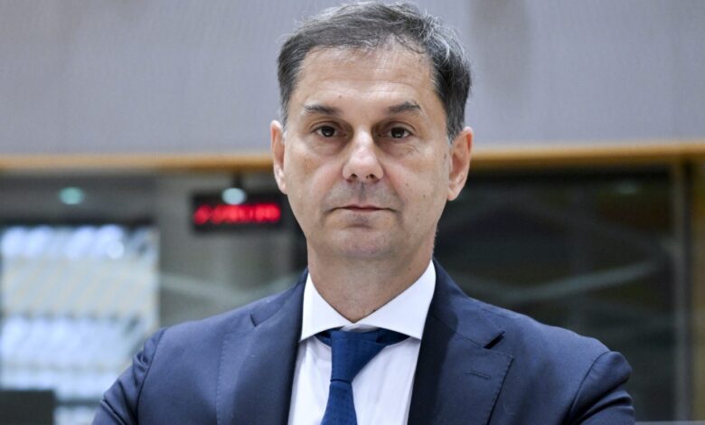 Εμπρηστική-επίθεση-στο-γραφείο-του-Χάρη-Θεοχάρη-–-Καταδίκη-από-τη-ΝΔ-και-τον-Κώστα-Σκρέκα