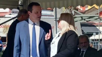 Πολιτικός-διάλογος-στην-παρέλαση