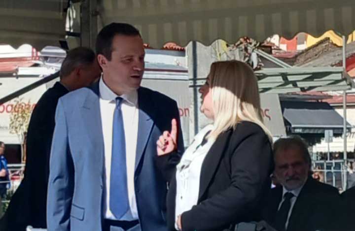 Πολιτικός-διάλογος-στην-παρέλαση