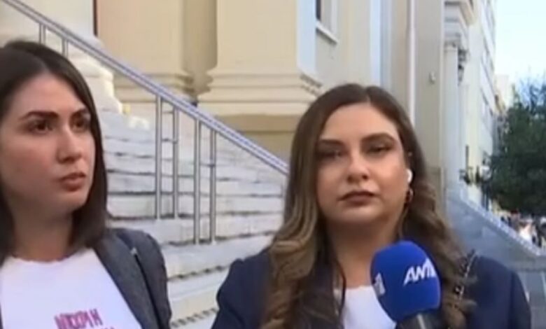 Έλενα-Κρεμλίδου:-Καταδικάστηκε-σε-2-χρόνια-ο-αστυνομικός-για-το-revenge-porn-–-«Μέχρι-η-ντροπή-να-αλλάξει-μεριά»-έγραφε-η-μπλούζα-της