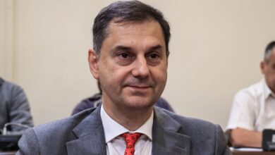 Χάρης-Θεοχάρης:-Εμπρηστική-επίθεση-στο-γραφείο-του-–-«Φασιστική-ενέργεια-των-θρασύδειλων-τραμπούκων»-λέει-η-ΝΔ