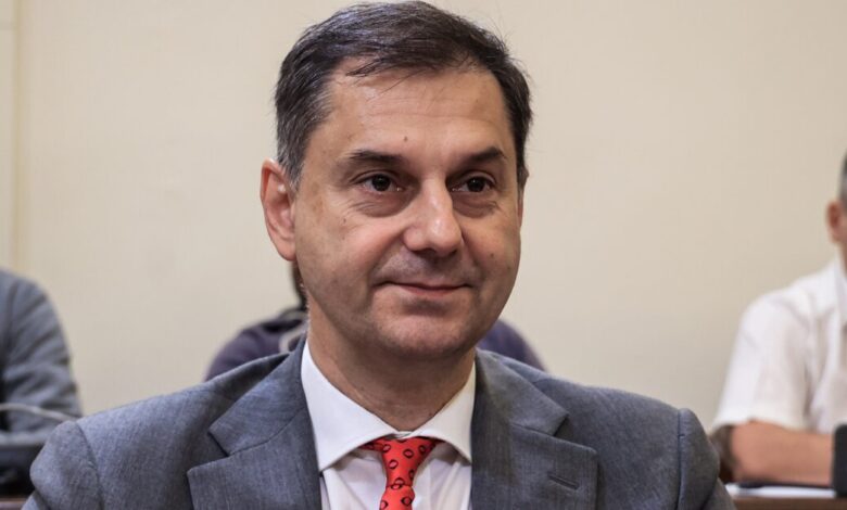 Χάρης-Θεοχάρης:-Εμπρηστική-επίθεση-στο-γραφείο-του-–-«Φασιστική-ενέργεια-των-θρασύδειλων-τραμπούκων»-λέει-η-ΝΔ