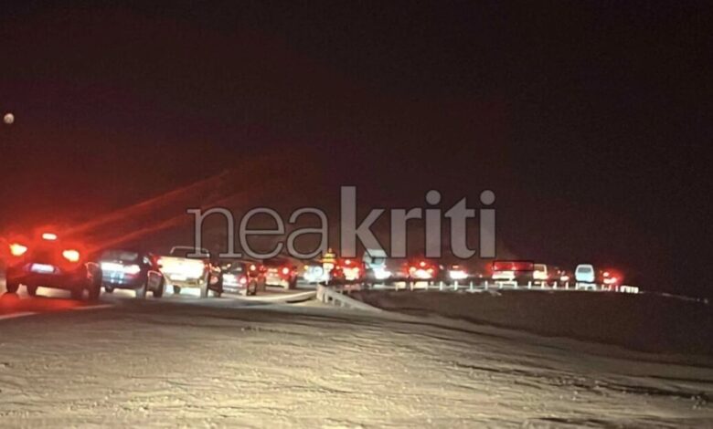 Κυκλοφοριακό-χάος-και-ουρές-χιλιομέτρων-στον-ΒΟΑΚ-από-το-μπλόκο-των-αγροτών