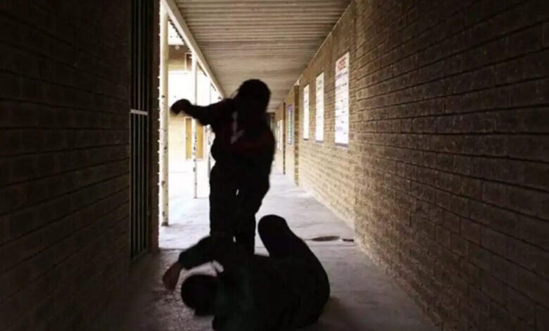 Μοσχάτο:-Συνελήφθησαν-έξι-ανήλικοι-και-οι-γονείς-τους-για-άγρια-επίθεση-σε-13χρονο-–-Τον-χαστούκισαν-και-τον-κλώτσησαν