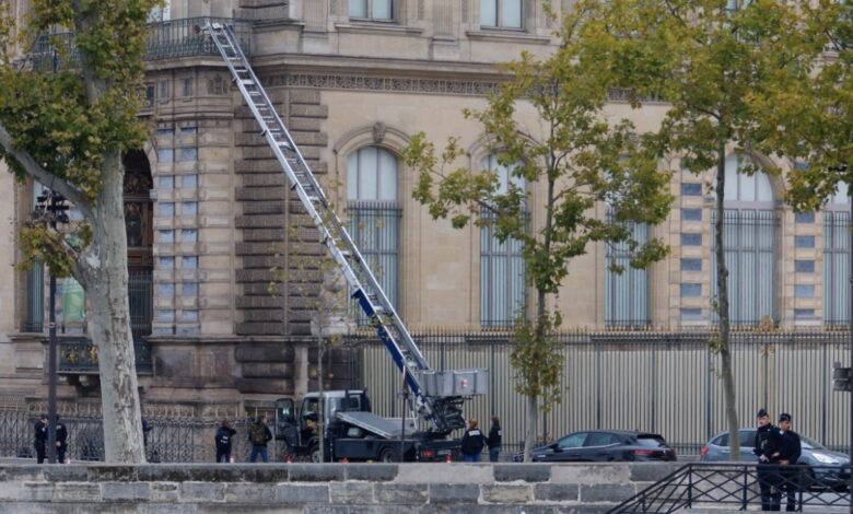 Σεσημασμένοι-οι-δύο-συλληφθέντες-για-την-επική-ληστεία-στο-Μουσείο-του-Λούβρου