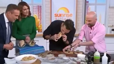 Ο-Κωνσταντίνος-Αργυρός-δοκίμασε-σουβλάκι-από-καγκουρό-σε-πρωινή-εκπομπή-της-Αυστραλίας