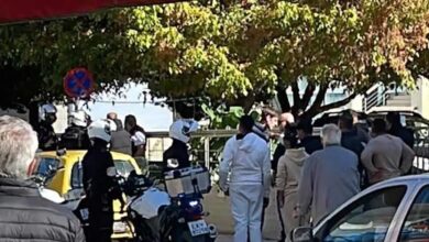 Τρίκαλα:-Άγρια-συμπλοκή-στα-Δικαστήρια-–-Αστυνομικοί-χώρισαν-τον-καβγά-και-«θεατές»-το-διασκέδαζαν