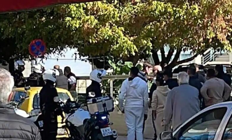 Τρίκαλα:-Άγρια-συμπλοκή-στα-Δικαστήρια-–-Αστυνομικοί-χώρισαν-τον-καβγά-και-«θεατές»-το-διασκέδαζαν