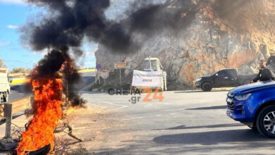 Οι-αγρότες-και-κτηνοτρόφοι-στην-Κρήτη-άναψαν-φωτιά-και-έκλεισαν-και-πάλι-τον-ΒΟΑΚ-στο-μπλόκο-Καρτερού
