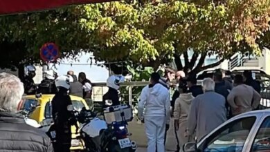 Τρίκαλα:-Άγρια-συμπλοκή-στα-Δικαστήρια-–-Αστυνομικοί-χώρισαν-τον-καβγά-και-«θεατές»-το-διασκέδαζαν