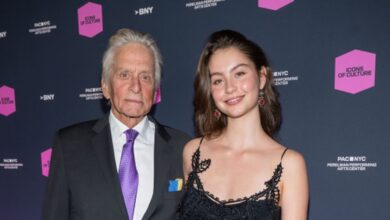 Κάθριν-Ζέτα-Τζόουνς:-Η-κόρη-της-φόρεσε-το-20-ετών-vintage-φόρεμα-της-μητέρας-της-σε-γκαλά-στη-Νέα-Υόρκη