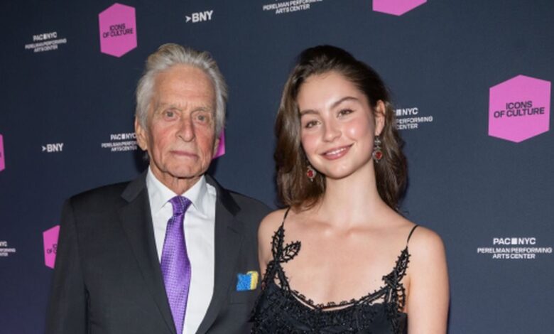 Κάθριν-Ζέτα-Τζόουνς:-Η-κόρη-της-φόρεσε-το-20-ετών-vintage-φόρεμα-της-μητέρας-της-σε-γκαλά-στη-Νέα-Υόρκη