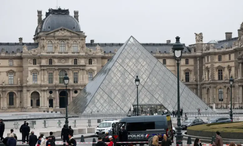 Πέντε-νέοι-ύποπτοι-συνελήφθησαν-για-την-κλοπή-στο-Λούβρο