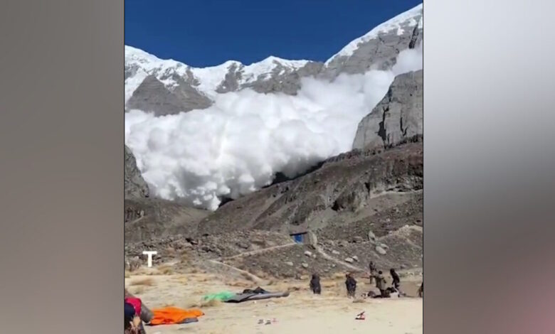 Νεπάλ:-Η-στιγμή-που-χιονοστιβάδα-κατεβαίνει-με-ορμή-ένα-από-τα-ψηλότερα-βουνά-στον-κόσμο