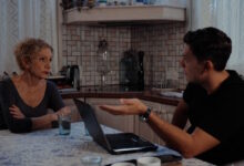 Γη-της-ελιάς-–-επόμενο-επεισόδιο:-Ο-Μανώλης-δολοφονεί-έναν-άντρα-που-κακοποιεί-τη-γυναίκα-του