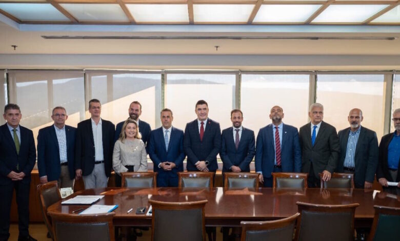 h-coca-cola-Τρία-Έψιλον-αναλαμβάνει-την-αποκατάσταση-των-πυρόπληκτων-περιοχών-στην-Αχαΐα-με-δωρεά-e1-εκατ.-από-το-Ίδρυμα-coca-cola-hbc