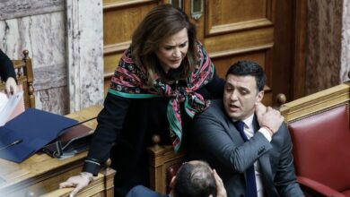 Ντόρα-Μπακογιάννη-κατά-Βασίλη-Κικίλια-για-την-ΕΔΕ-στον-λιμενάρχη-Χανίων:-Η-εξουσία-ασκείται-με-ανθρωπιά-όχι-αλαζονικά