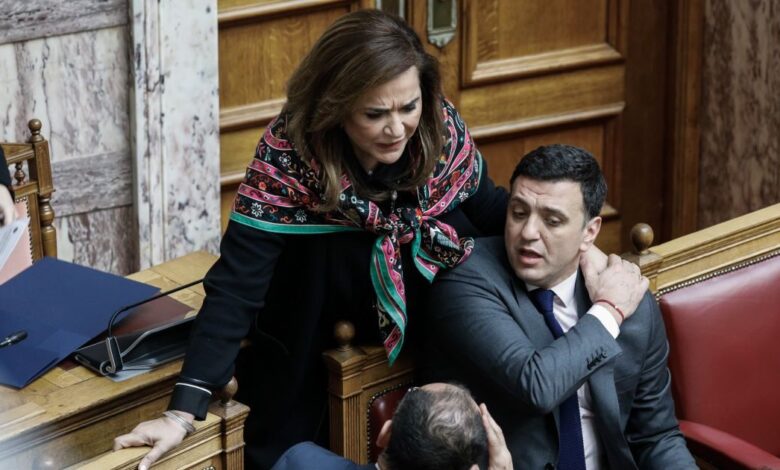 Ντόρα-Μπακογιάννη-κατά-Βασίλη-Κικίλια-για-την-ΕΔΕ-στον-λιμενάρχη-Χανίων:-Η-εξουσία-ασκείται-με-ανθρωπιά-όχι-αλαζονικά