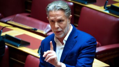 Παύλος-Γερουλάνος:-Ίσως-ήταν-λάθος-η-άδεια-καρέκλα-στην-κηδεία-του-Σαββόπουλου,-αλλά-το-ΠΑΣΟΚ-ήταν-εκεί