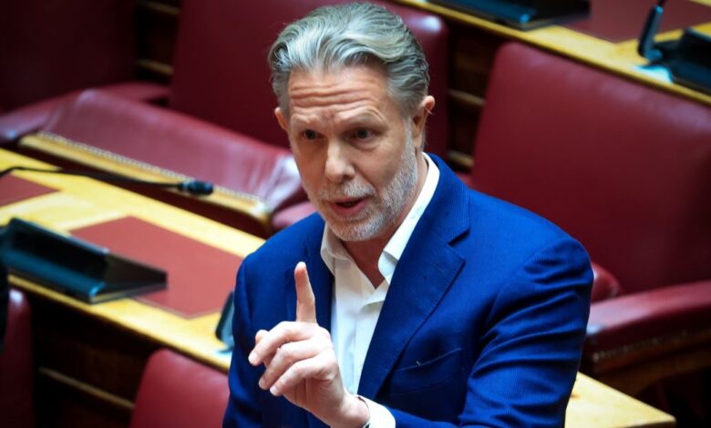 Παύλος-Γερουλάνος:-Ίσως-ήταν-λάθος-η-άδεια-καρέκλα-στην-κηδεία-του-Σαββόπουλου,-αλλά-το-ΠΑΣΟΚ-ήταν-εκεί