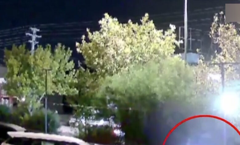 Γλυκά-Νερά:-Βίντεο-από-τη-στιγμή-του-δυστυχήματος-–-Φίλοι-του-23χρονου-αφήνουν-λουλούδια-στο-σημείο-του-τροχαίου