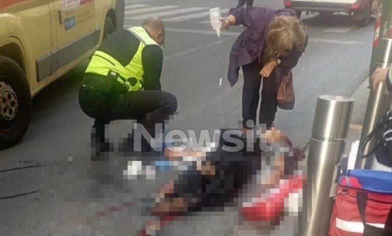 Λεωφορείο-στον-Πειραιά-παρέσυρε-ηλικιωμένη-ενώ-επιχειρούσε-να-επιβιβαστεί-–-Νοσηλεύεται-διασωληνωμένη