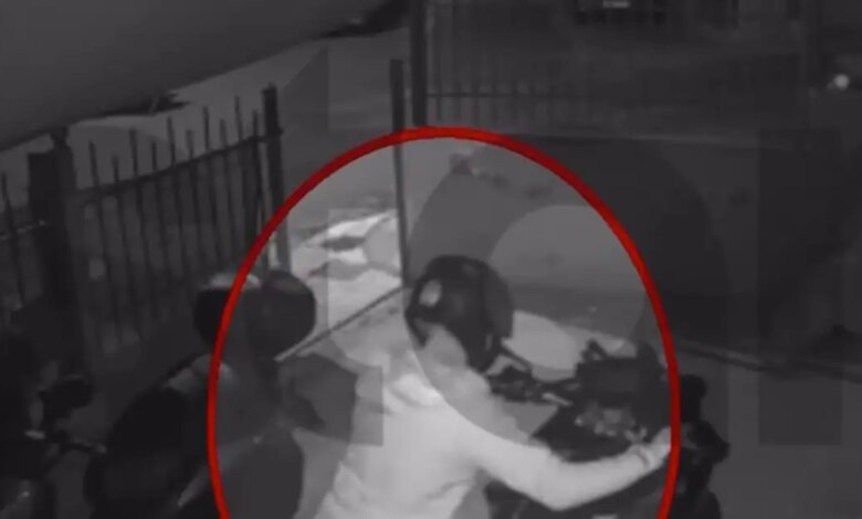 Χαϊδάρι:-Παραβίασαν-γκαραζόπορτα-και-«βούτηξαν»-μηχανάκι-μέσα-σε-5-δευτερόλεπτα-–-Δείτε-βίντεο