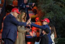 Σόου-Τραμπ-στον-Λευκό-Οίκο-για-το-halloween:-Το-high-5-με-«μικρό-σωσία-του»-και-το-viral-αστείο-που-επανέλαβε-μετά-από-6-χρόνια
