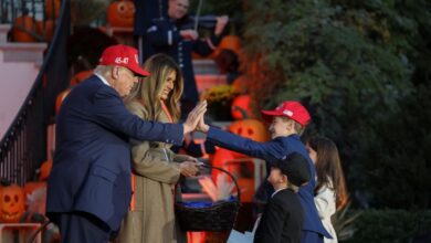 Σόου-Τραμπ-στον-Λευκό-Οίκο-για-το-halloween:-Το-high-5-με-«μικρό-σωσία-του»-και-το-viral-αστείο-που-επανέλαβε-μετά-από-6-χρόνια