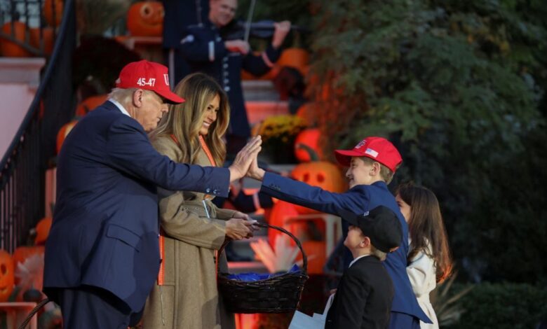 Σόου-Τραμπ-στον-Λευκό-Οίκο-για-το-halloween:-Το-high-5-με-«μικρό-σωσία-του»-και-το-viral-αστείο-που-επανέλαβε-μετά-από-6-χρόνια