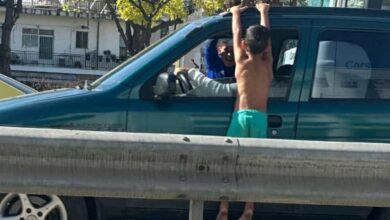 Πάτρα:-Ανήλικοι-Ρομά-κρέμονται-από-τα-αυτοκίνητα-και-ζητιανεύουν-χρήματα-–-Δείτε-φωτογραφίες