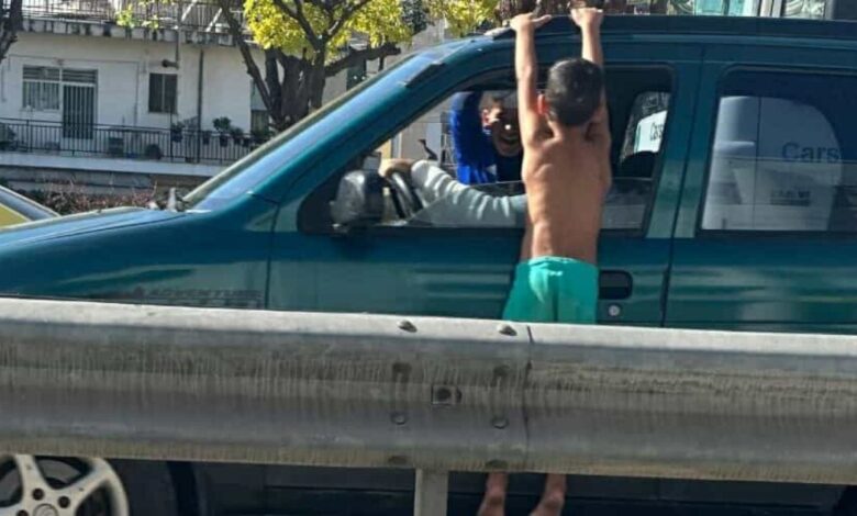 Πάτρα:-Ανήλικοι-Ρομά-κρέμονται-από-τα-αυτοκίνητα-και-ζητιανεύουν-χρήματα-–-Δείτε-φωτογραφίες