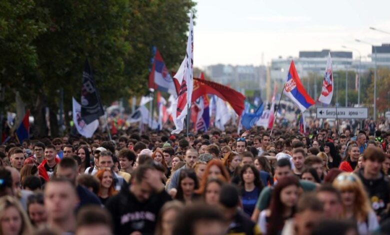 Σερβία:-Πορείες-φοιτητών-από-όλη-τη-χώρα-προς-το-Νόβι-Σαντ,-έναν-χρόνο-μετά-την-τραγωδία