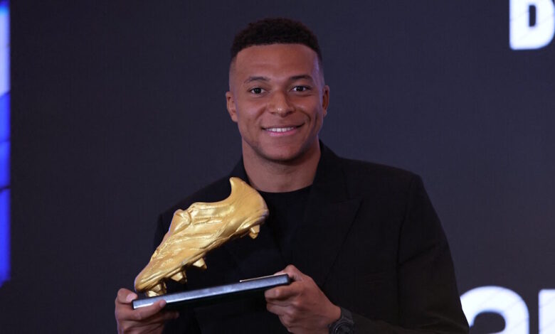 Ο-Κιλιάν-Εμπαπέ-της-Ρεάλ-Μαδρίτης-παρέλαβε-το-«Χρυσό-Παπούτσι»,-ως-πρώτος-σκόρερ-στην-Ευρώπη-την-περσινή-σεζόν