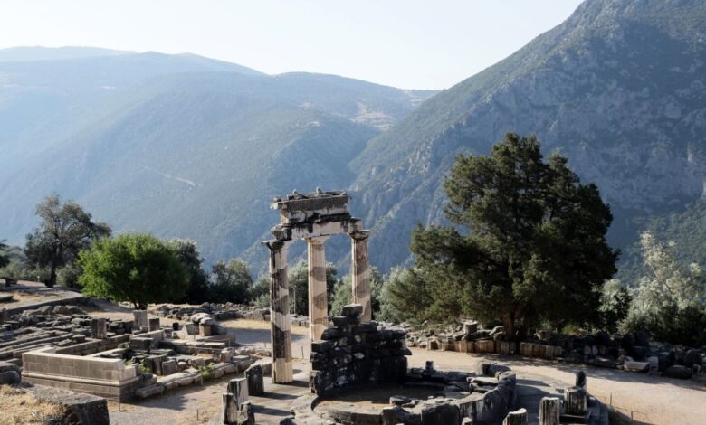 Δελφοί:-Τουρίστες-μπούκαραν-στον-αρχαιολογικό-χώρο-και-έκλεψαν-αντικείμενο-που-έμοιαζε-με-αρχαία-πέτρα