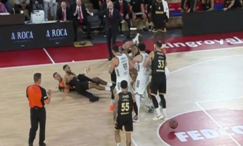 Μονακό-–-Παναθηναϊκός:-Χαμός-μεταξύ-Σλούκα-και-Οκόμπο,-βρέθηκε-στο-παρκέ-ο-διαιτητής