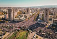 Σερβία:-Δεκάδες-χιλιάδες-στη-συγκέντρωση-για-τον-έναν-χρόνο-από-την-τραγωδία-στο-Νόβι-Σαντ