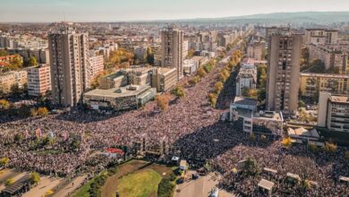 Σερβία:-Δεκάδες-χιλιάδες-στη-συγκέντρωση-για-τον-έναν-χρόνο-από-την-τραγωδία-στο-Νόβι-Σαντ