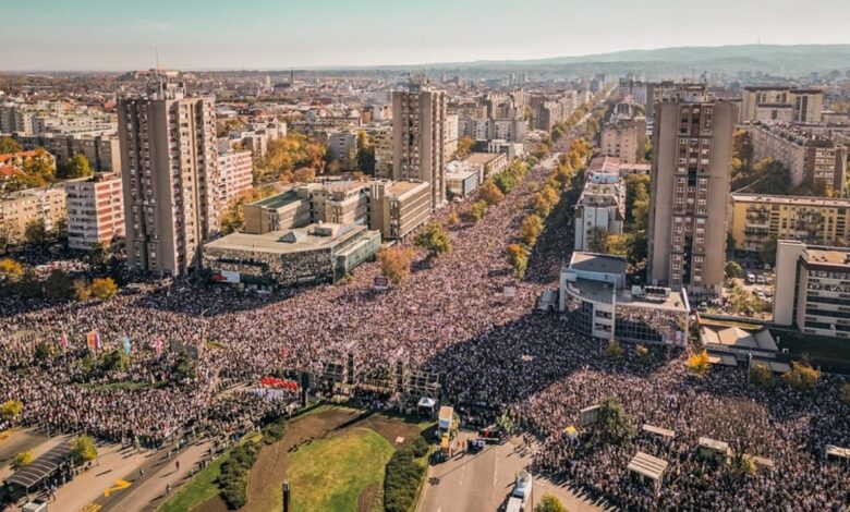 Σερβία:-Δεκάδες-χιλιάδες-στη-συγκέντρωση-για-τον-έναν-χρόνο-από-την-τραγωδία-στο-Νόβι-Σαντ