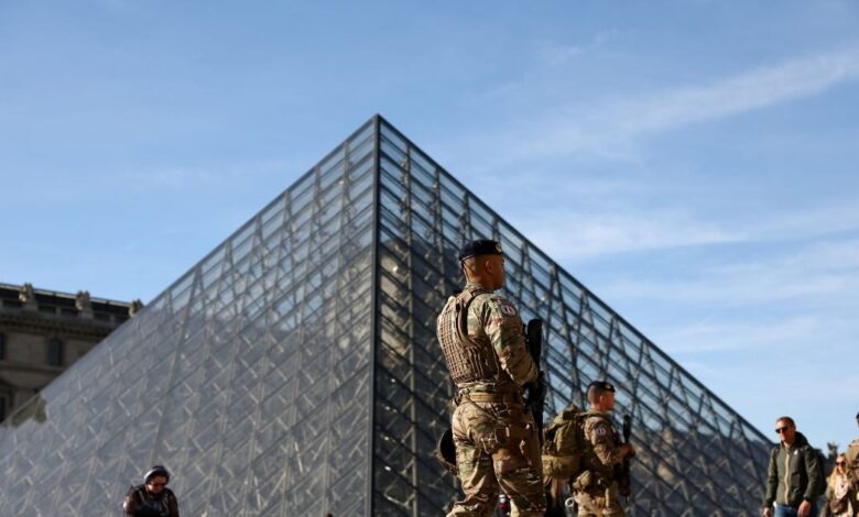 Λούβρο:-«Υποτιμήσαμε-τον-κίνδυνο-και-το-μουσείο-έμεινε-εκτεθειμένο»-παραδέχεται-η-υπουργός-Πολιτισμού