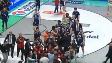 Ο-Μαλακάι-Φλιν-πέτυχε-τρίποντο-νίκης,-έστειλε-την-μπάλα-σε-οπαδούς-της-Μπουρσασπόρ-και-ακολούθησε-ντου-στο-παρκέ