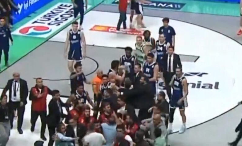 Ο-Μαλακάι-Φλιν-πέτυχε-τρίποντο-νίκης,-έστειλε-την-μπάλα-σε-οπαδούς-της-Μπουρσασπόρ-και-ακολούθησε-ντου-στο-παρκέ