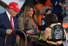 Ντόναλντ-Τραμπ-και-Μελάνια-σε-halloween-κλίμα:-Μοίρασαν-σοκολάτες-στα-παιδιά-στον-Λευκό-Οίκο