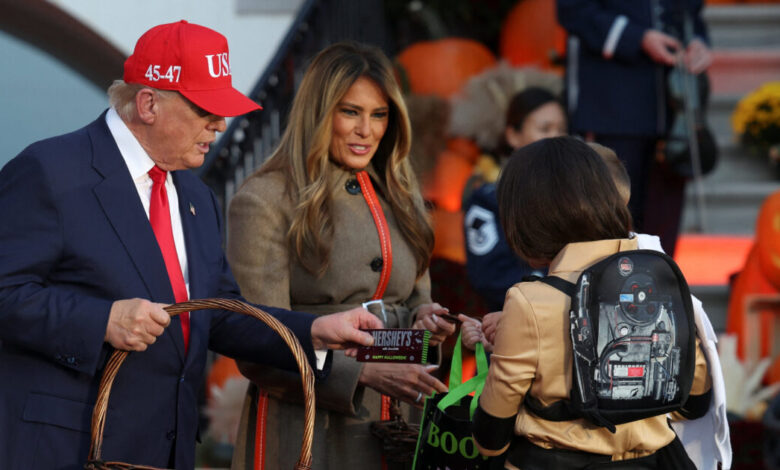 Ντόναλντ-Τραμπ-και-Μελάνια-σε-halloween-κλίμα:-Μοίρασαν-σοκολάτες-στα-παιδιά-στον-Λευκό-Οίκο