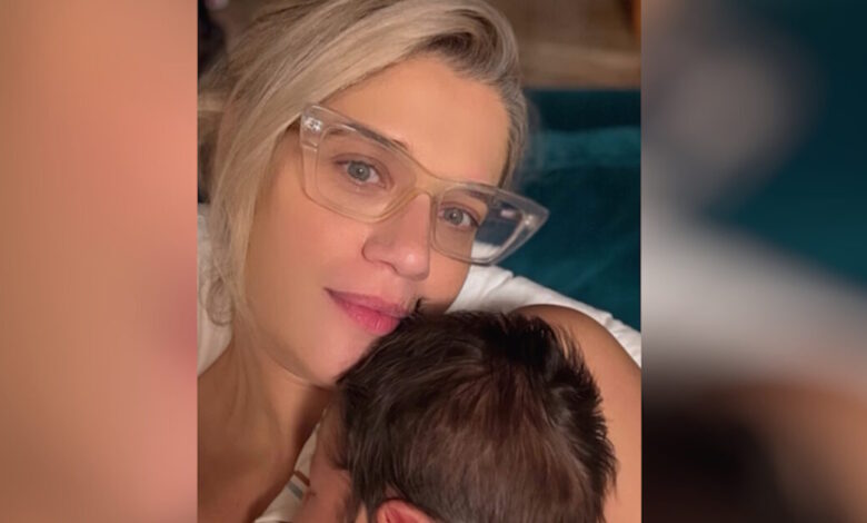 Τζένη-Θεωνά:-Η-νέα-selfie-που-δημοσίευσε-η-ηθοποιός-με-τον-ενός-μήνα-γιο-της-στην-αγκαλιά-της