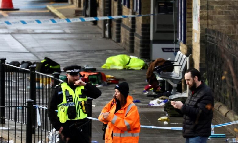 Βρετανία:-«Φύγετε,-υπάρχει-ένας-τύπος-που-μαχαιρώνει-τους-πάντες»-–-Ανατριχιαστική-μαρτυρία-για-την-επίθεση-με-τους-10-τραυματίες-σε-τρένο