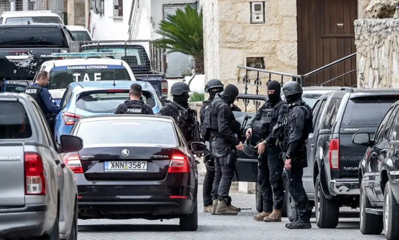 Βεντέτα-στα-Βορίζια:-Ταυτοποιήθηκαν-οι-5-καταζητούμενοι-για-το-μακελειό-–-Δύο-συλλήψεις-για-παράνομο-οπλισμό