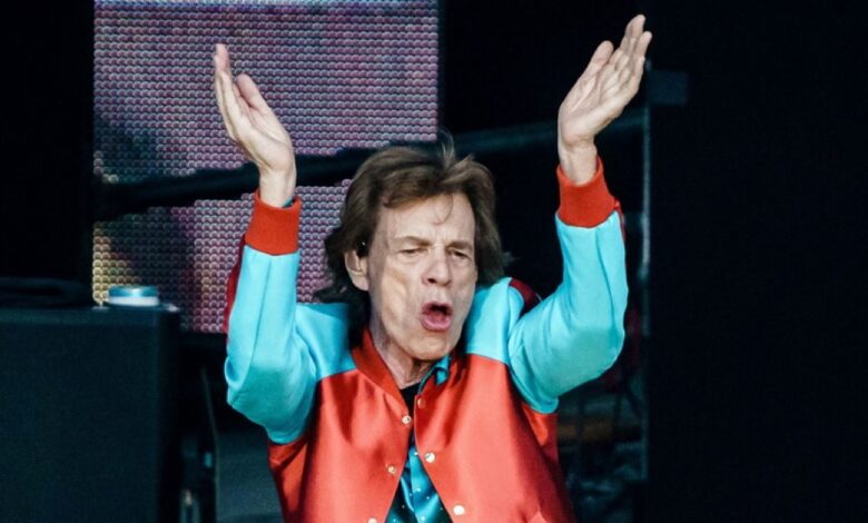 Ο-θρυλικός-Μικ-Τζάγκερ-στο-Ρέθυμνο-–-Επισκέφθηκε-το-Μουσείο-Αρχαίας-Ελεύθερνας-και-ενθουσιάστηκε-με-τα-εκθέματα