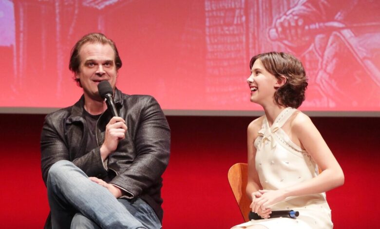 stranger-things:-Η-Μίλι-Μπόμπι-Μπράουν-κατηγορεί-τον-Ντέιβιντ-Χάρμπορ-για-«εκφοβισμό-και-παρενόχληση»-στα-γυρίσματα