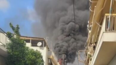 Φωτιά-σε-ταράτσα-σπιτιού-στους-Αγίους-Αναργύρους:-Ακούστηκαν-εκρήξεις-–-Δείτε-βίντεο